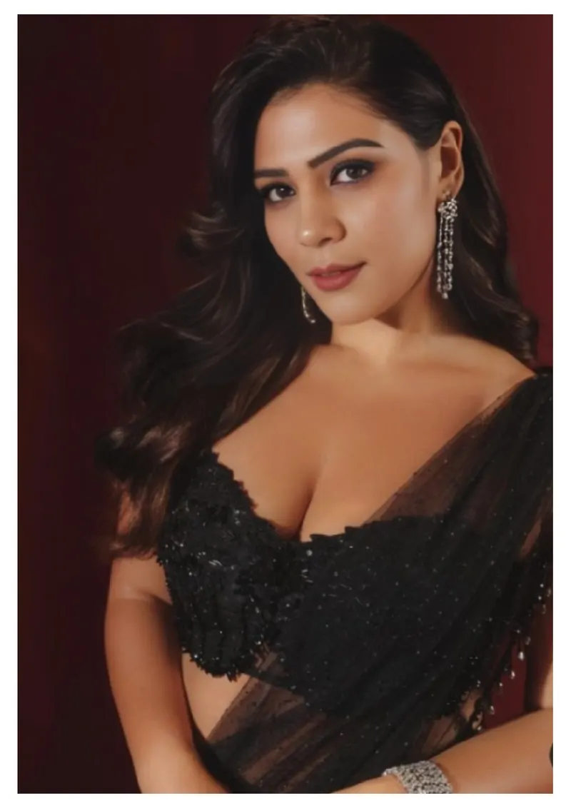 Busty Girl Zareena photo 4