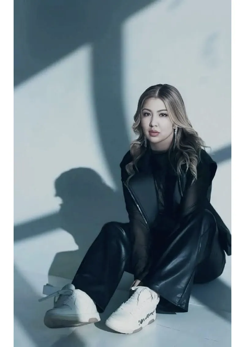 Duniya ππ₯πβ€οΈ................young high profile foreigner photo 17